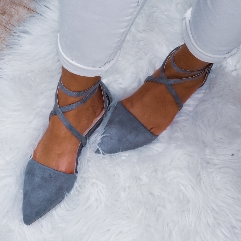 "Chill all day " 🔥Gray flats 🛍